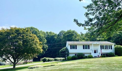 242 Dahlia Dr, Mahopac NY  10541-3768 exterior