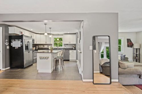 6 East Dr, Gales Ferry CT  06335-1610 exterior