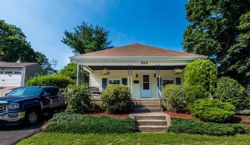 243 Chapel St, Lincoln, RI 02865-2144