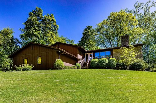 721 White Oak Dr, Miami, OH 45056-9279