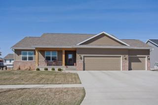 428 Driftwood Ln, Fairfax, IA 52228-7600