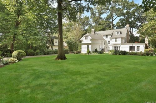 17 Lester Pl, New Rochelle, NY 10804-4208