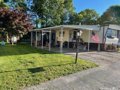 42 Ticonderoga Dr, Bohemia, NY 11716-4022