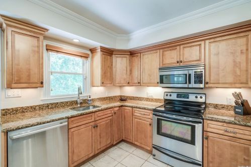 9 Doris Ct, Northport NY  11768-2000 exterior