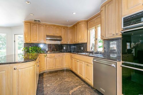 18 Linden Ln, Westbury NY  11568-1610 exterior