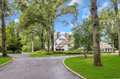 116 Bacon Rd, Westbury, NY 11568-1305