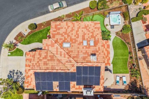 1618 Olympus Loop Dr, Vista, CA 92081-5438