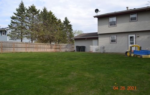 328 Foxmead Dr, Waterford WI  53185-4427 exterior