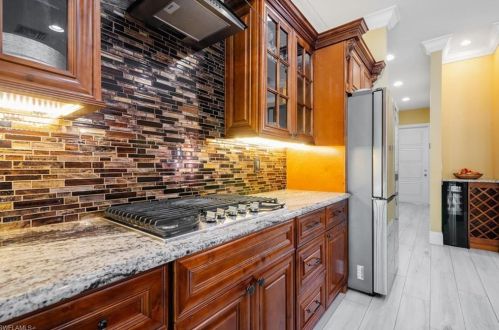 670 1 St, Naples FL 34117-5106 exterior