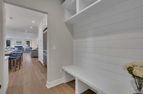 39 Pinehill Dr, Upper Saddle River NJ  07458-1927 exterior