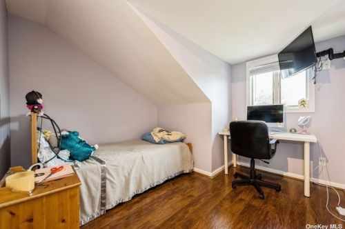 2493 7th Ave, Hempstead NY  11554-3325 exterior