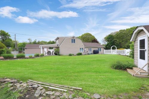 6 Hayuta Ct, Holtsville NY  11742-1206 exterior