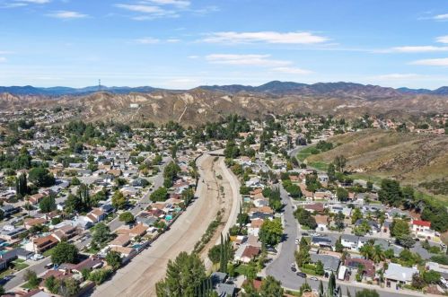 28144 Robin Ave, Santa Clarita CA  91350-2051 exterior