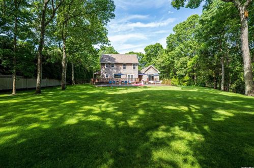 22 Westgate Rd, Wainscott, NY 11975-2005