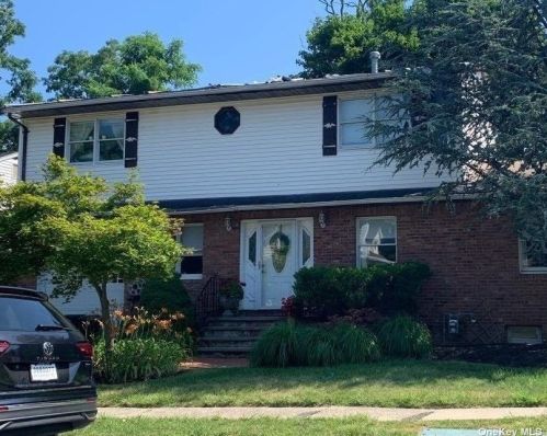 4 Leghorn Ct, Huntington Station, NY 11746-2857
