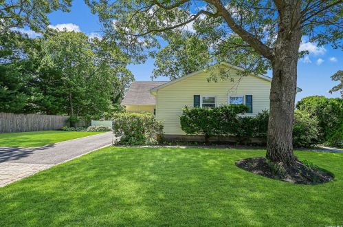 226 Laverne Ave, Holbrook, NY 11741-3317