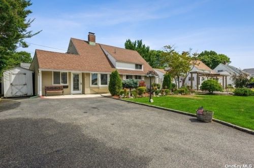 11 Downhill Ln, North Wantagh, NY 11793-1817