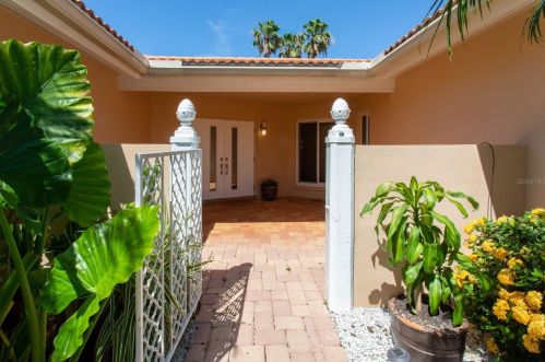 12050 4 St, Saint Petersburg FL  33706-4426 exterior