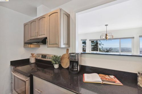 8017 Crest Ave, Oakland CA  94605-3611 exterior