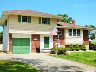 17 Baylor Dr, Smithtown NY  11787-2002 exterior