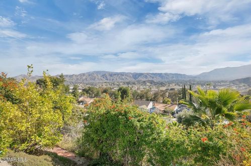 16832 La Veda Ave, Santa Clarita, CA 91387-1724