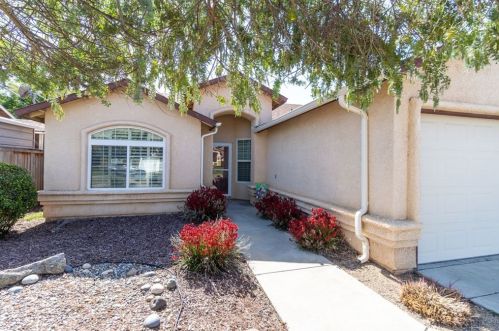 706 Harbor Dr, Madera, CA 93637-3302