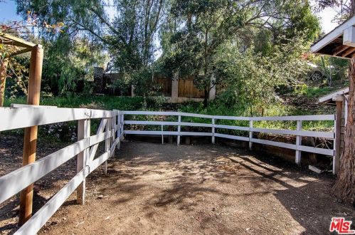 21658 Encina Rd, Topanga CA  90290-3524 exterior