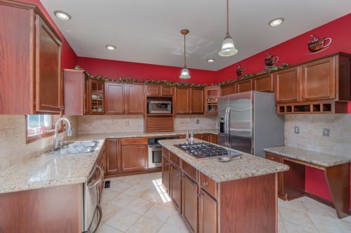 20 Lockerbie Dr, Valpo IN  46385-9287 exterior