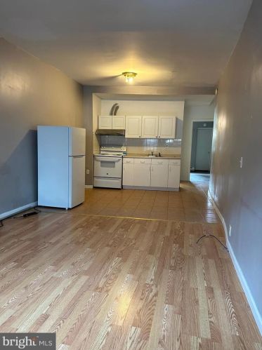1839 4th St, Philadelphia, PA 19122-2139