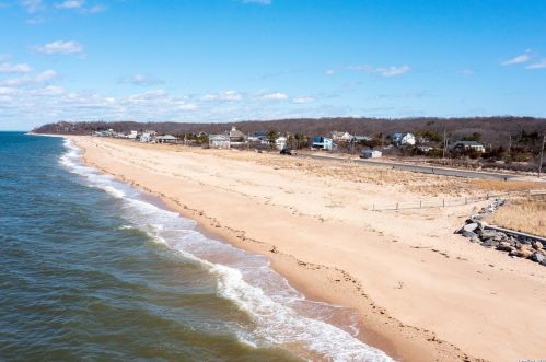 1225 Leeton Dr, Southold NY  11971-2520 exterior