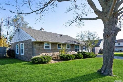 4 Wilson Ln, Bethpage, NY 11714-4813