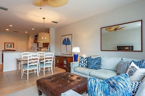 1108 Oxford Ln, Naples, FL 34105-4817