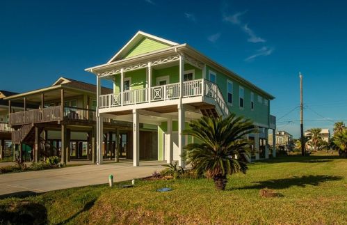 4019 Vista Rd, Galveston, TX 77554-8822