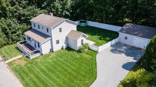 3 Middle St, Waterford, CT 06385-2527