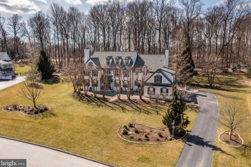49 Farrier Ln, Newtown Square, PA 19073-1135