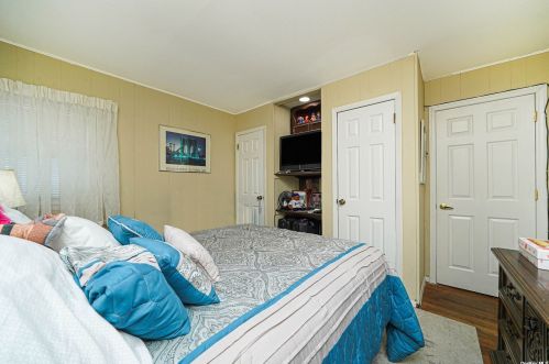 5 Victoria Rd, Babylon NY  11703-1406 exterior