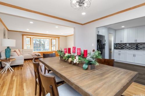 545 Queen St, Westbury NY  11590-1399 exterior