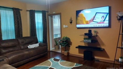38 Ford Pl, Bridgeport, CT 06610-2803
