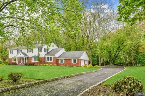 23 Clearwater Dr, Ho Ho Kus, NJ 07423-1703