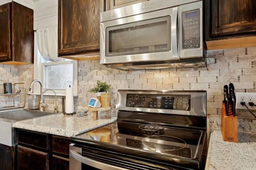 4 Hill St, Salem NH  03079-2538 exterior