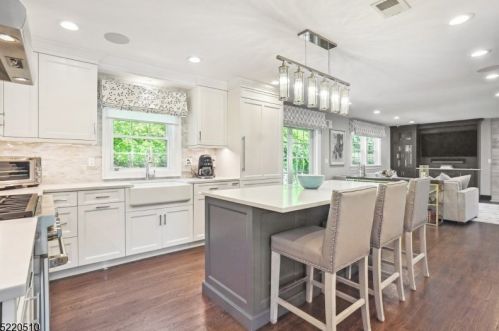 990 Chimney Ridge Dr, Springfield NJ  07081-3702 exterior