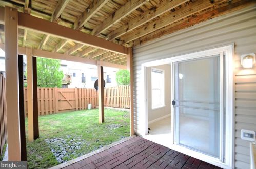209 Hawks View Sq, Leesburg VA  20175-4103 exterior
