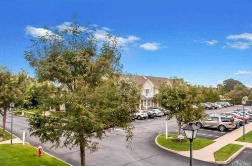 48 Genevieve Ct, Amityville, NY 11701-1553