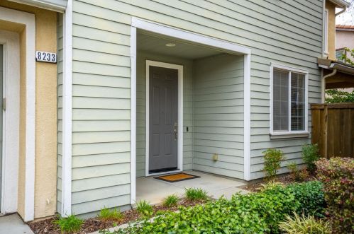 8233 Crystal Walk Cir, Elk Grove, CA 95758-8081