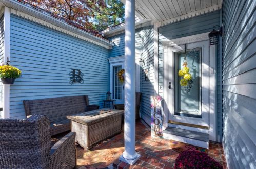 8 Houston Dr, Nashua NH  03062-1731 exterior