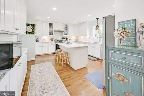 6917 Kingwood Dr, Falls Church VA  22042-3809 exterior