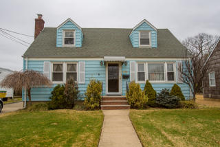 1722 Slocum St, Hewlett, NY 11557-1618