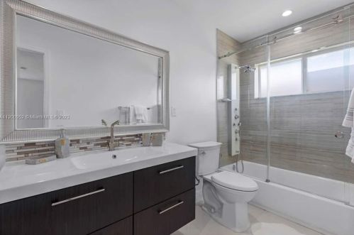 934 Nautilus Isle, Dania Beach FL  33004-2356 exterior