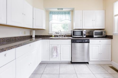 308 Twin Lakes Rd, North Branford CT  06471-1220 exterior