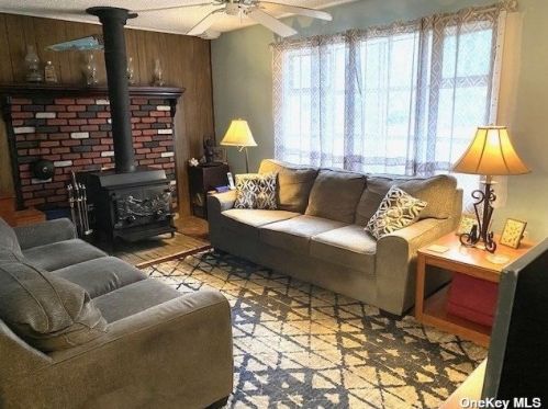 192 Hampton Ave, Manor Park, NY 11950-4004